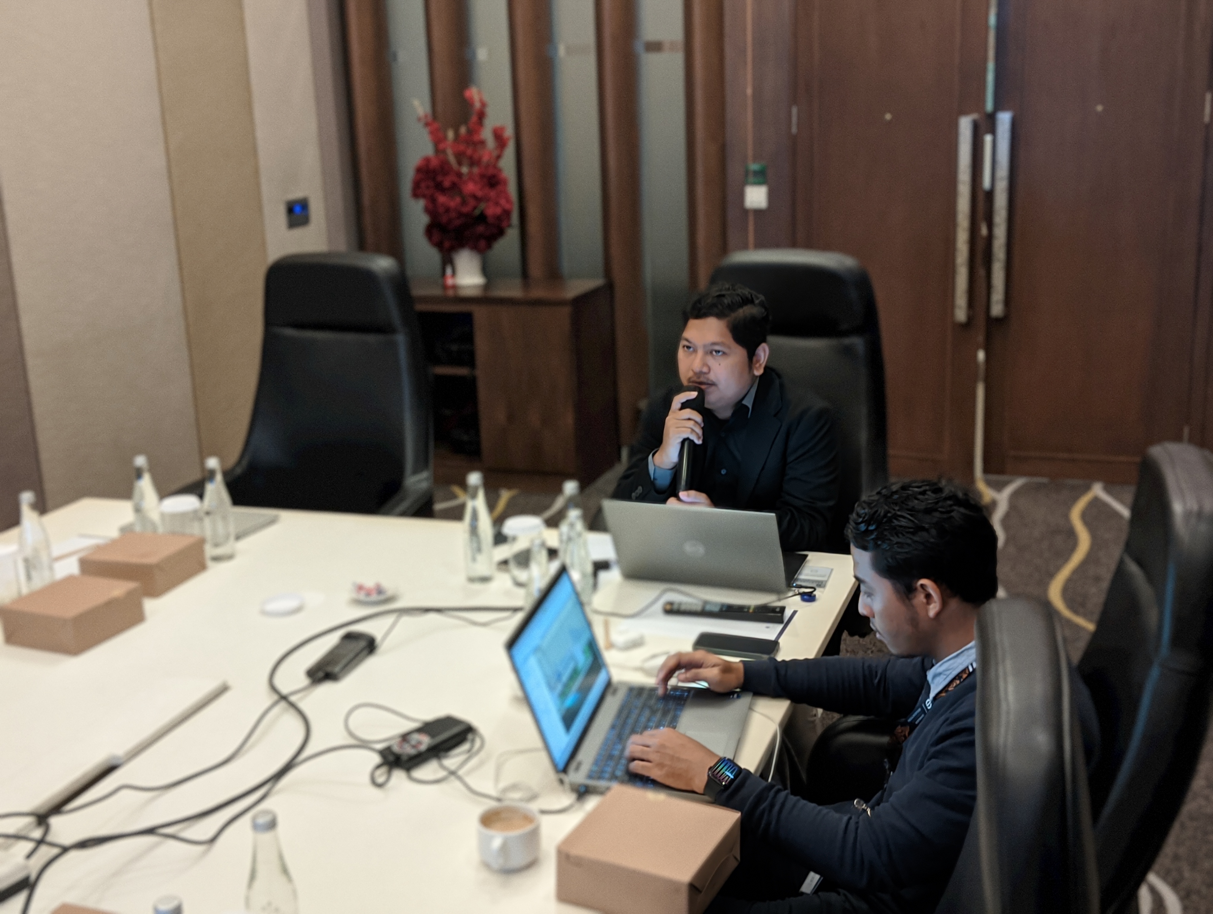 00100sPORTRAIT_00100_BURST20240530084529988_COVER